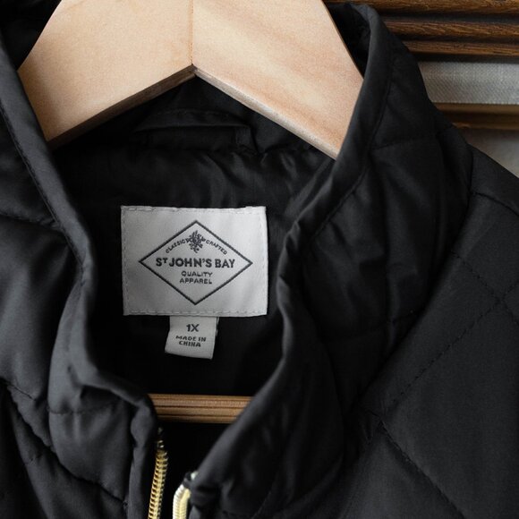 NWT St. John’s Bay Black Quilted Vest Size 1X Gold Zip Front Snap Pockets - Picture 2 of 6